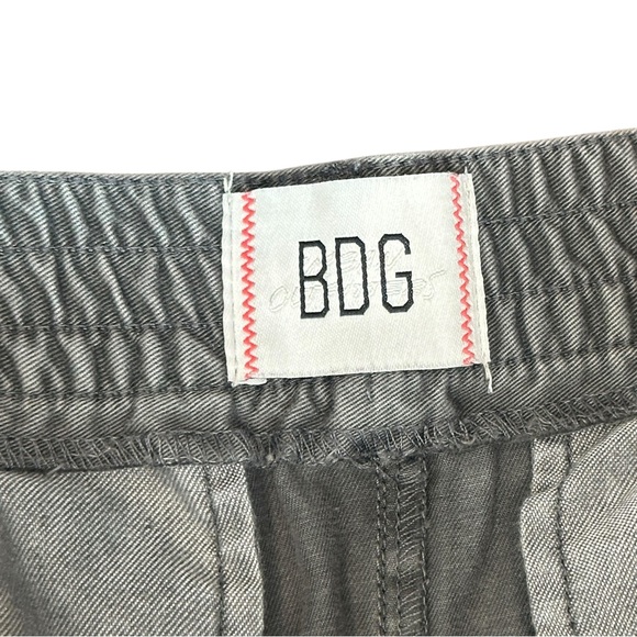 BDG by Urban Outfitters Blair Pleated Cuffed Chino Shorts in Grey Women’s Medium - Picture 5 of 6